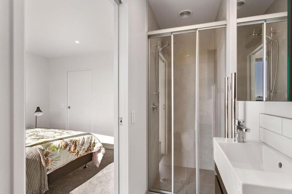 Stylish Brand New Sunny 3bdrm 3bth Garage Sleeps 6 Apartment *