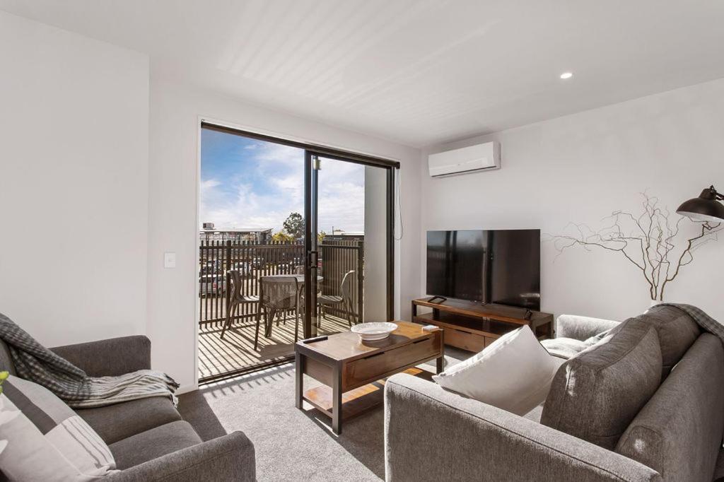 Apartment Stylish Brand New Sunny 3bdrm 3bth Garage Sleeps 6 *