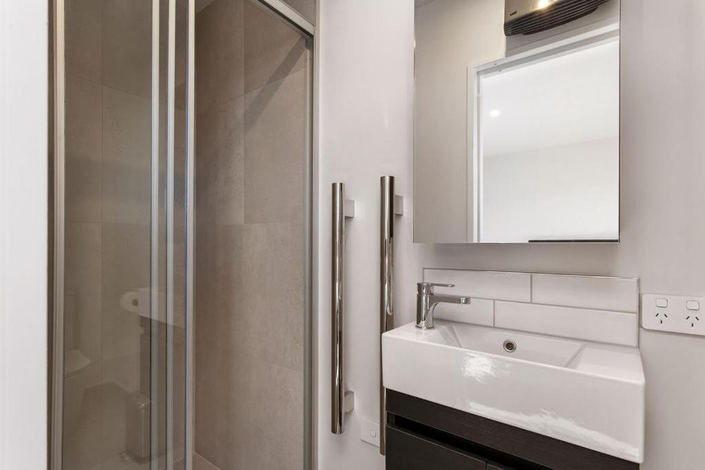 Stylish Brand New Sunny 3bdrm 3bth Garage Sleeps 6 Christchurch