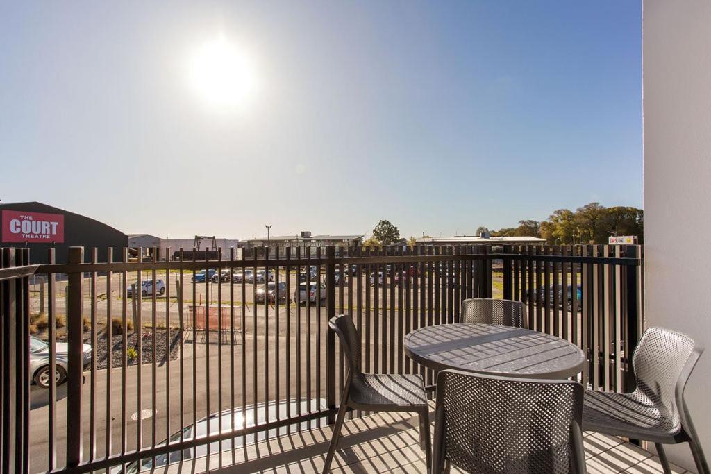 Stylish Brand New Sunny 3bdrm 3bth Garage Sleeps 6 Apartment