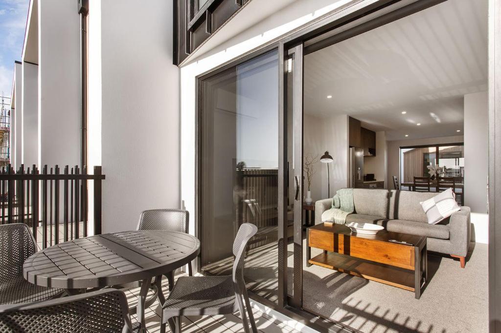 Stylish Brand New Sunny 3bdrm 3bth Garage Sleeps 6