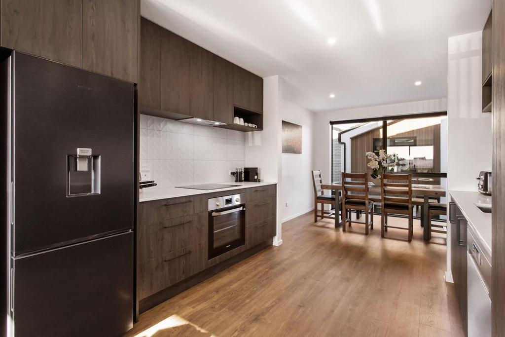 Apartment Stylish Brand New Sunny 3bdrm 3bth Garage Sleeps 6 *