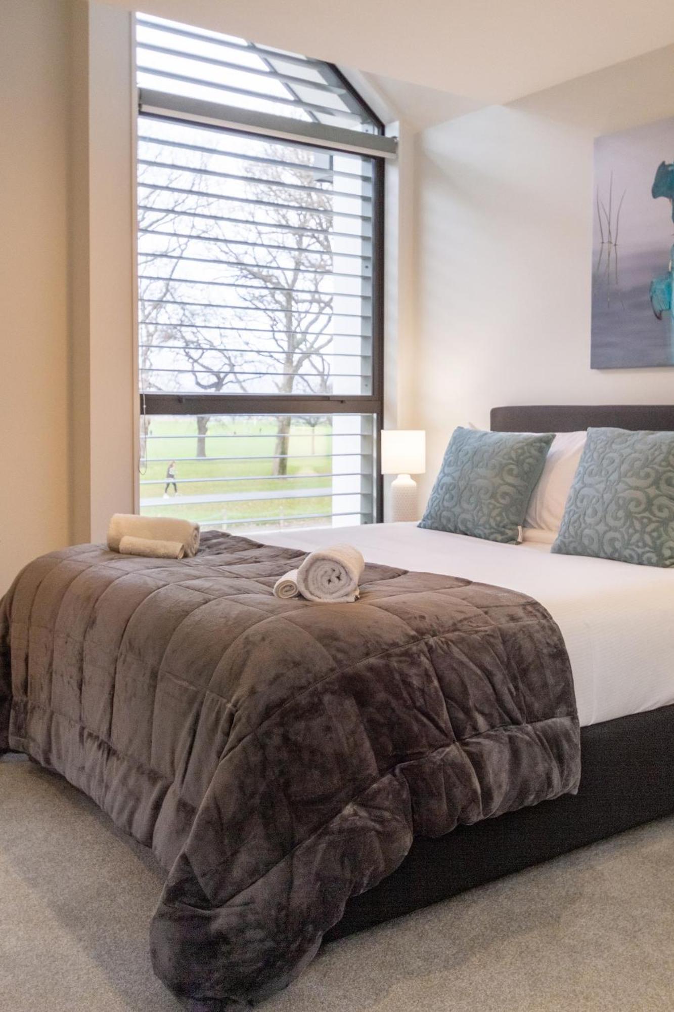 Modern 2 Bed 2 Bath Opposite Hagley Park Apartment Christchurch