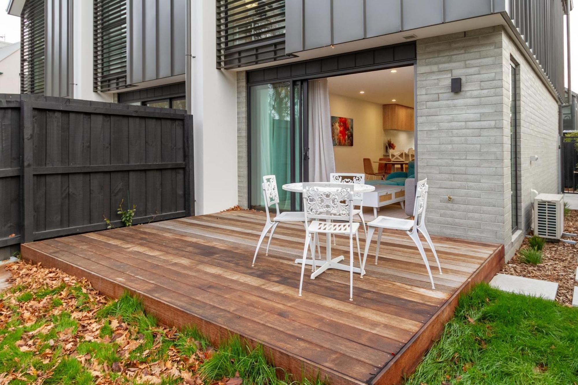 Modern 2 Bed 2 Bath Opposite Hagley Park Apartment