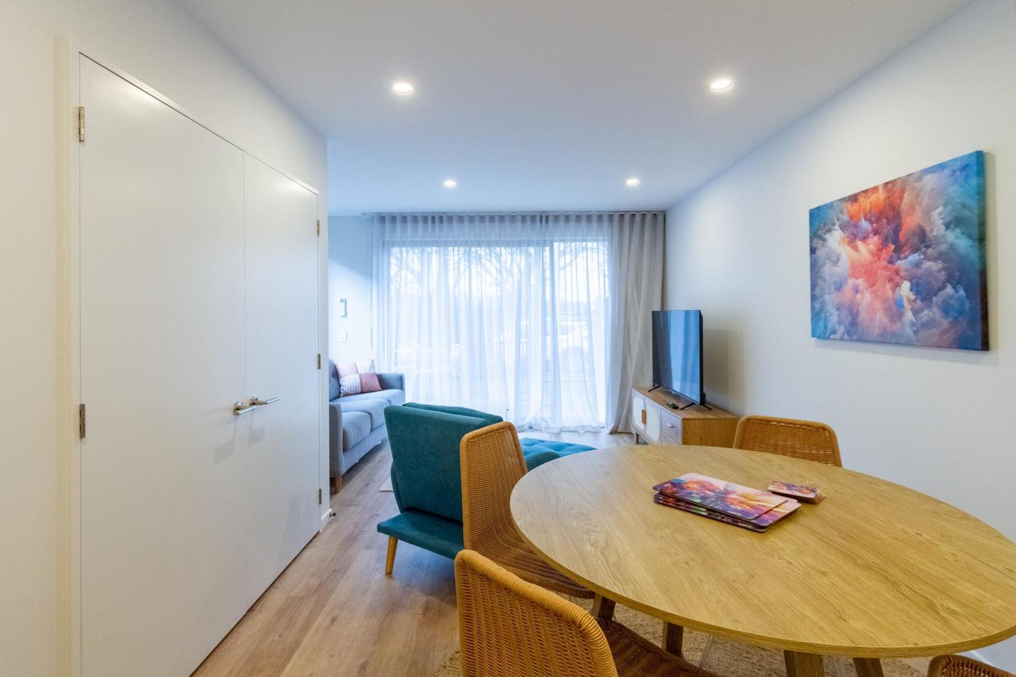 Modern 2 Bed 2 Bath Opposite Hagley Park Apartment *