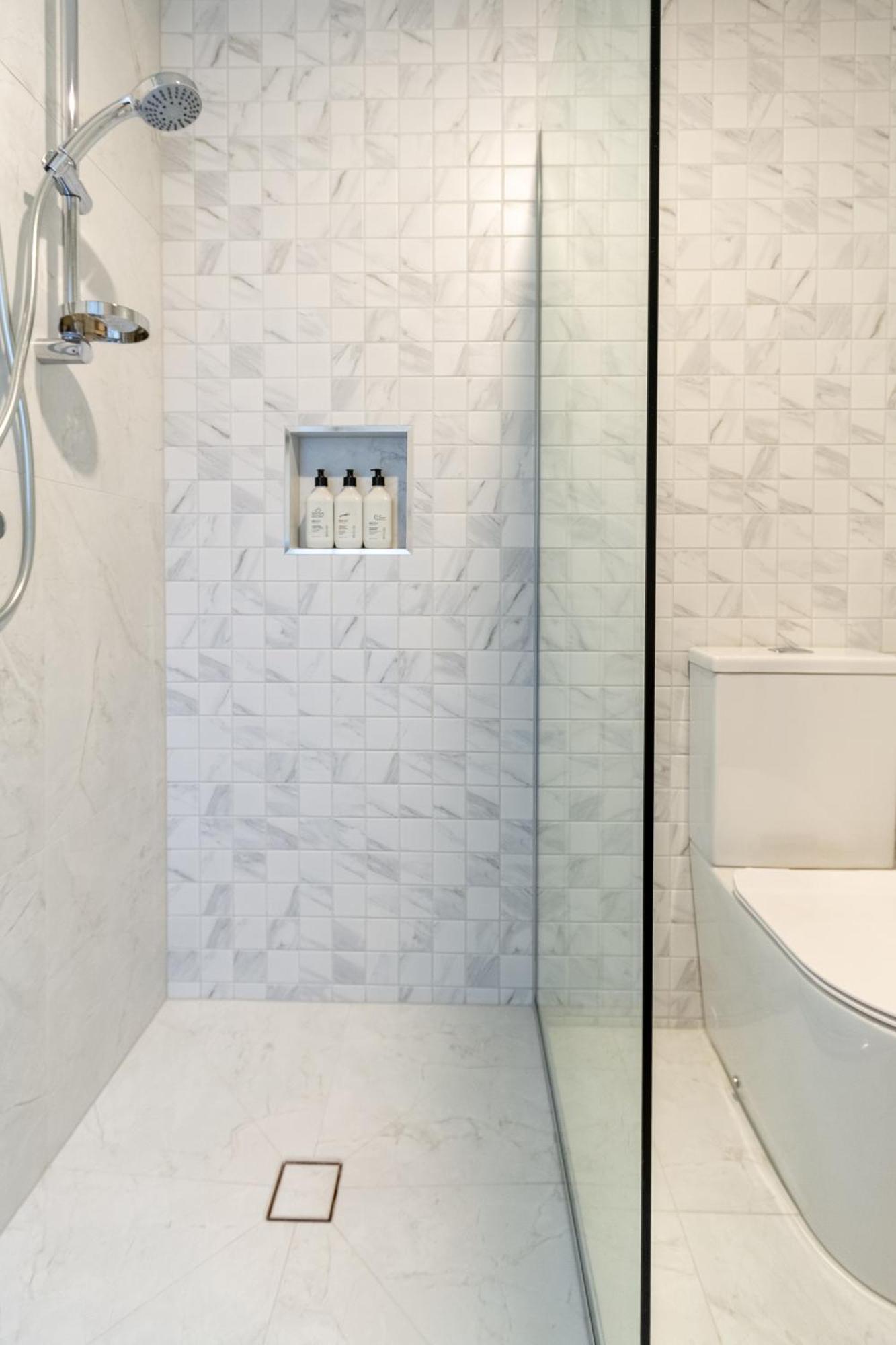 Modern 2 Bed 2 Bath Opposite Hagley Park Apartment Christchurch