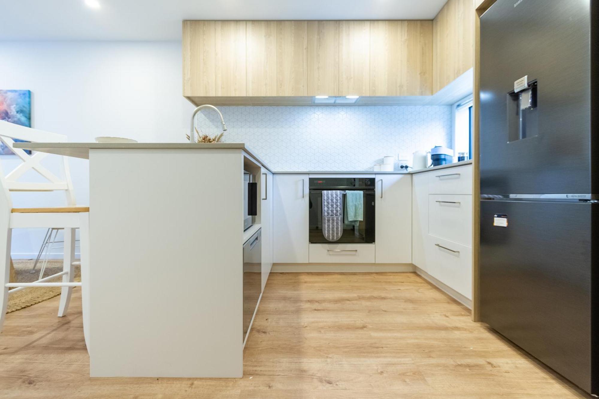 Modern 2 Bed 2 Bath Opposite Hagley Park Christchurch