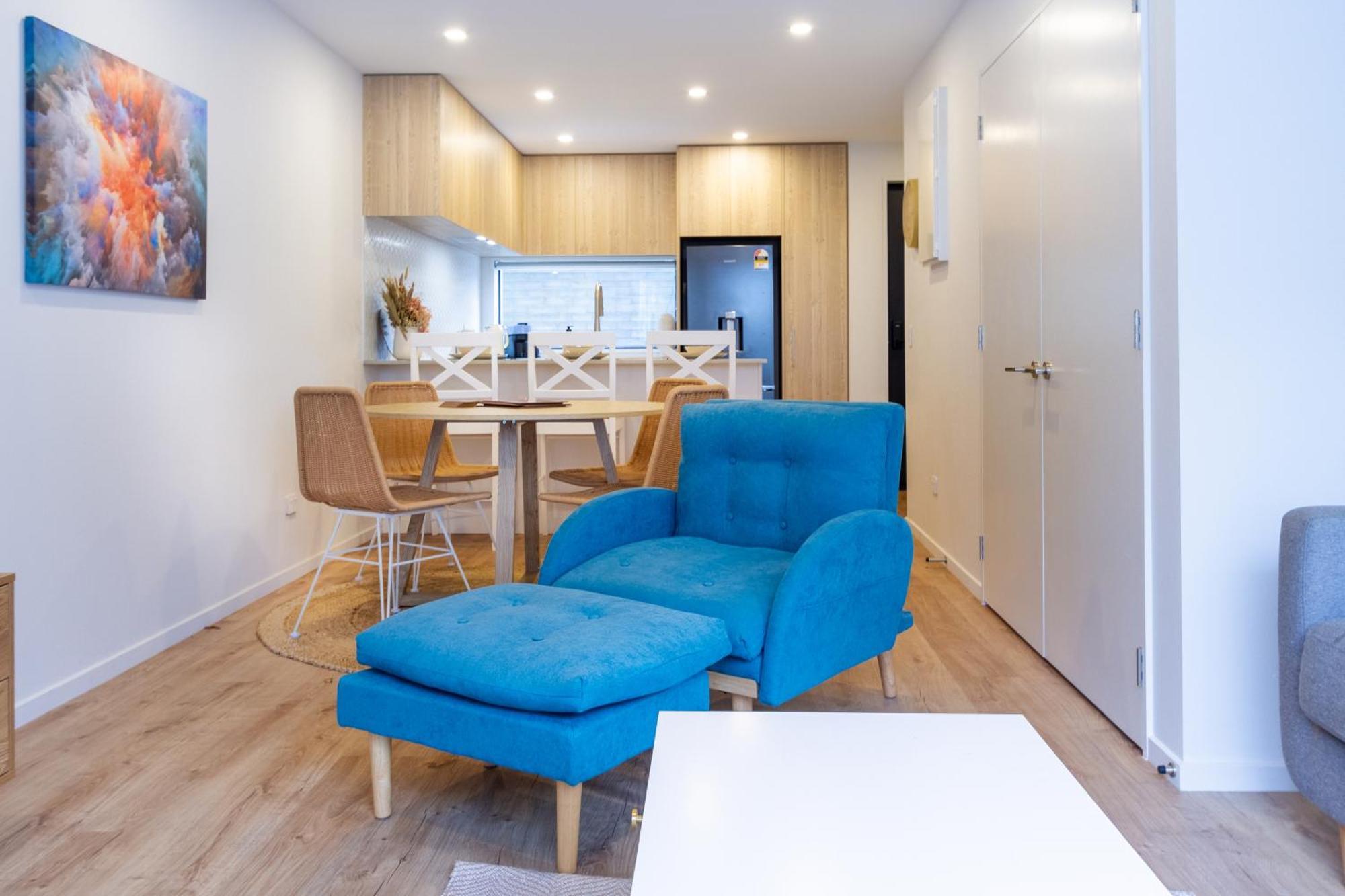 Modern 2 Bed 2 Bath Opposite Hagley Park Apartment Christchurch
