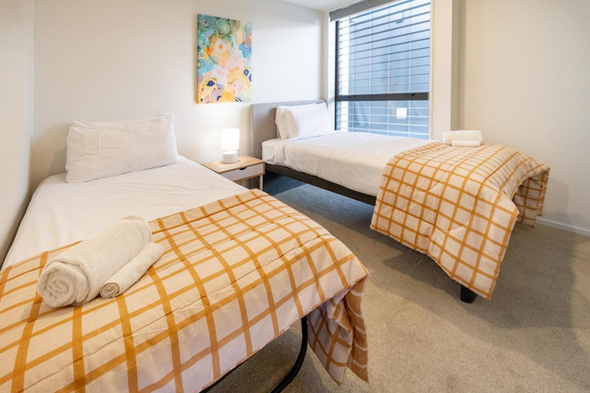 Modern 2 Bed 2 Bath Opposite Hagley Park Apartment