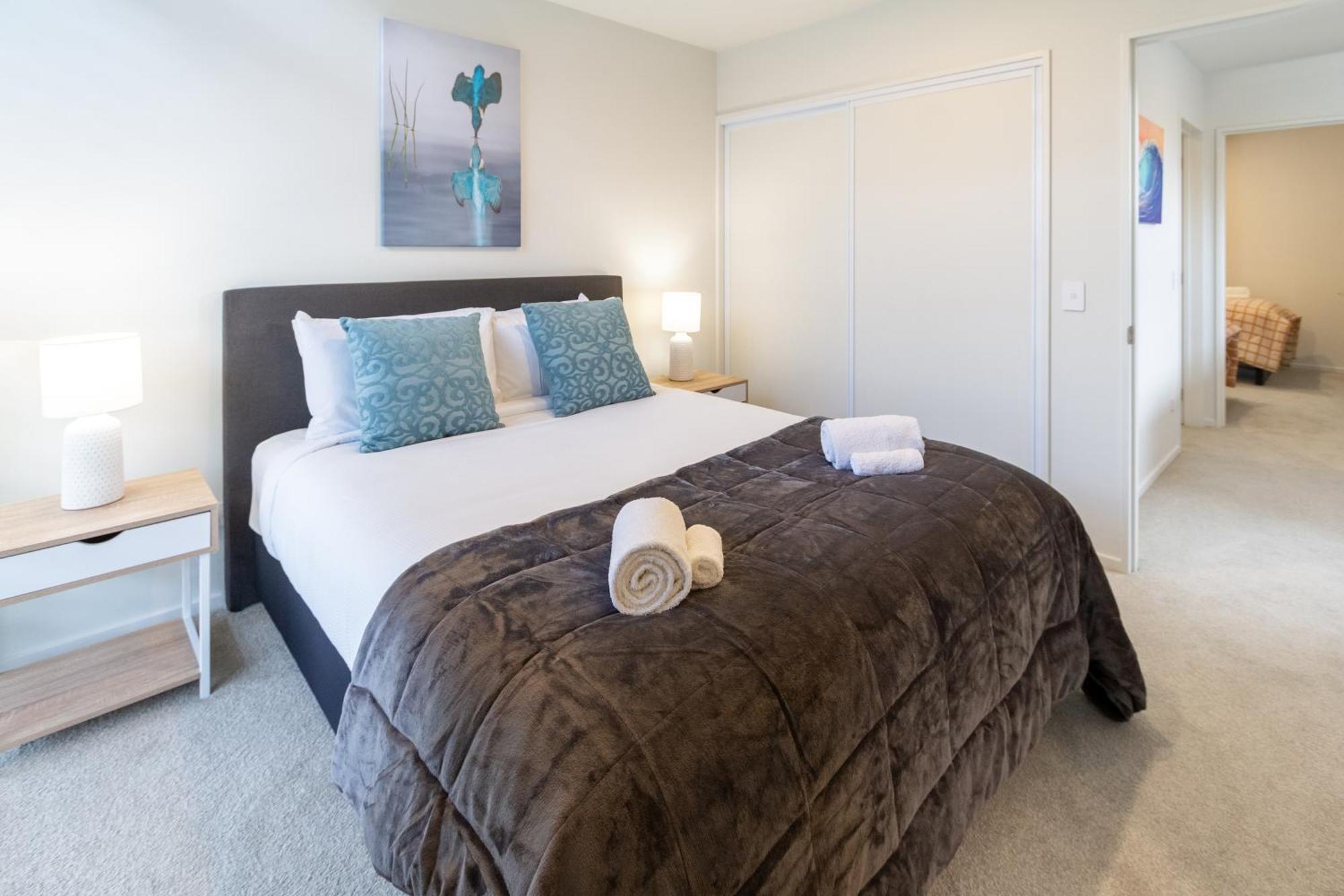 Modern 2 Bed 2 Bath Opposite Hagley Park Apartment *