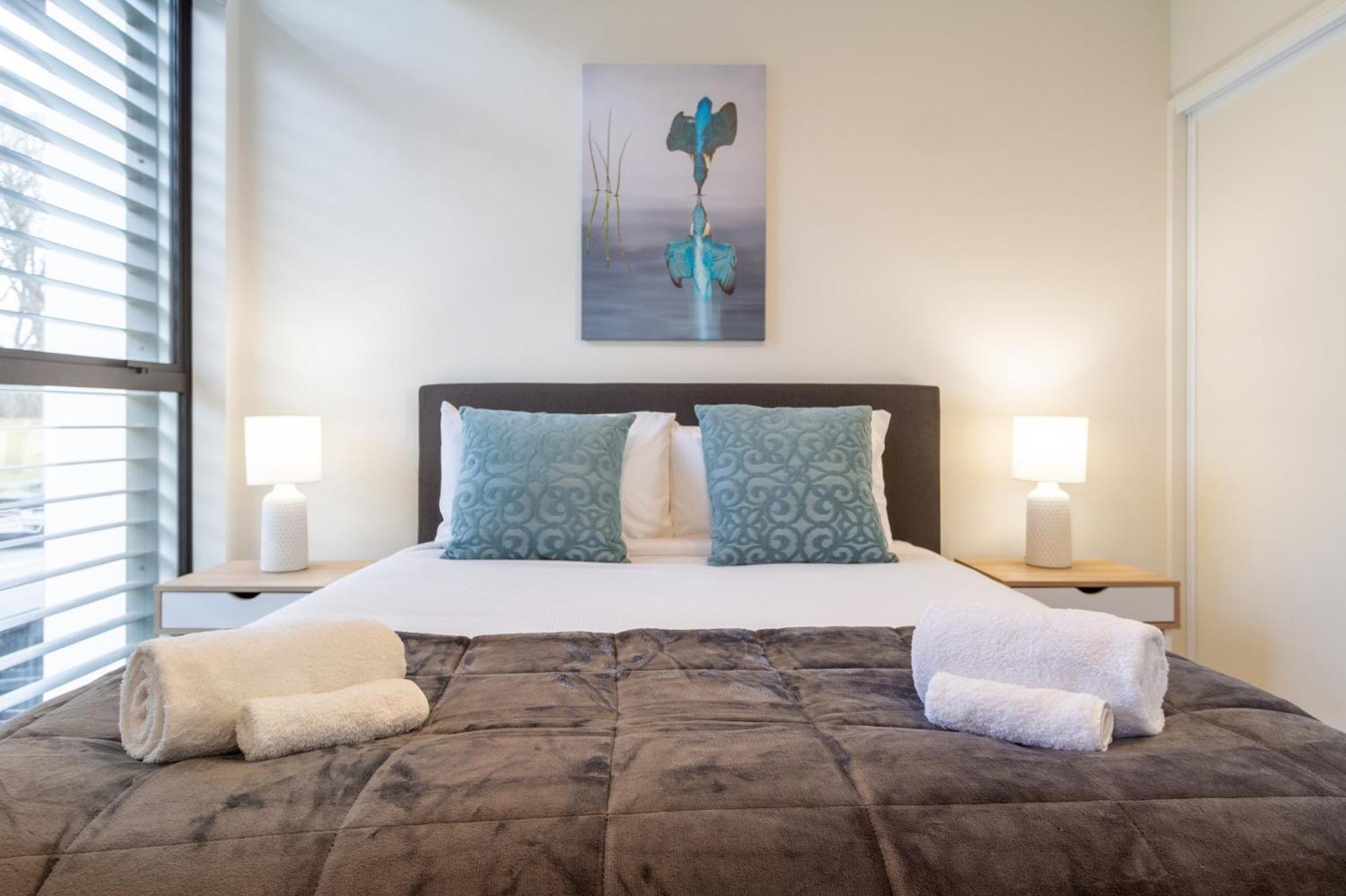 Modern 2 Bed 2 Bath Opposite Hagley Park Christchurch