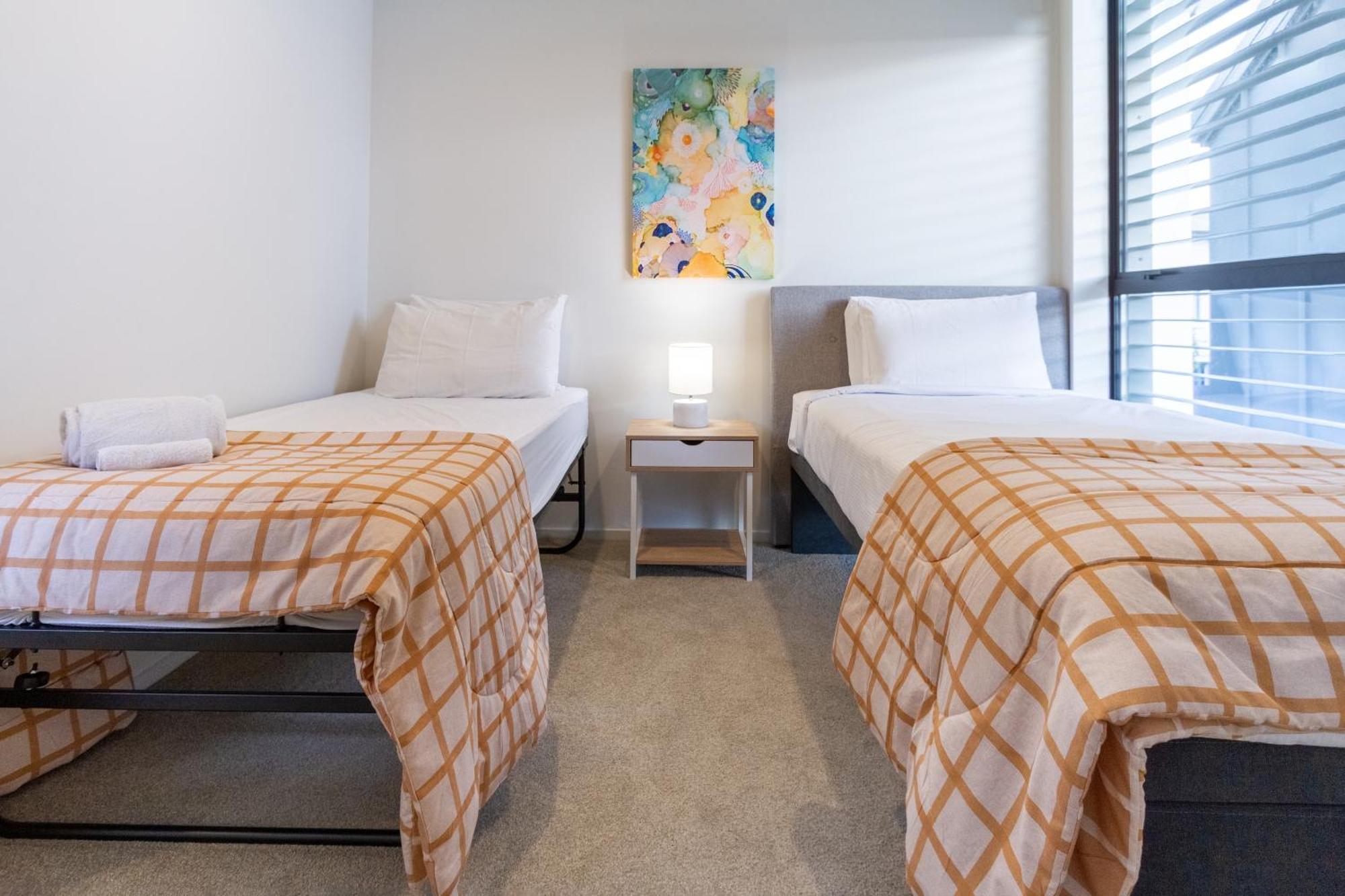 Modern 2 Bed 2 Bath Opposite Hagley Park Apartment Christchurch
