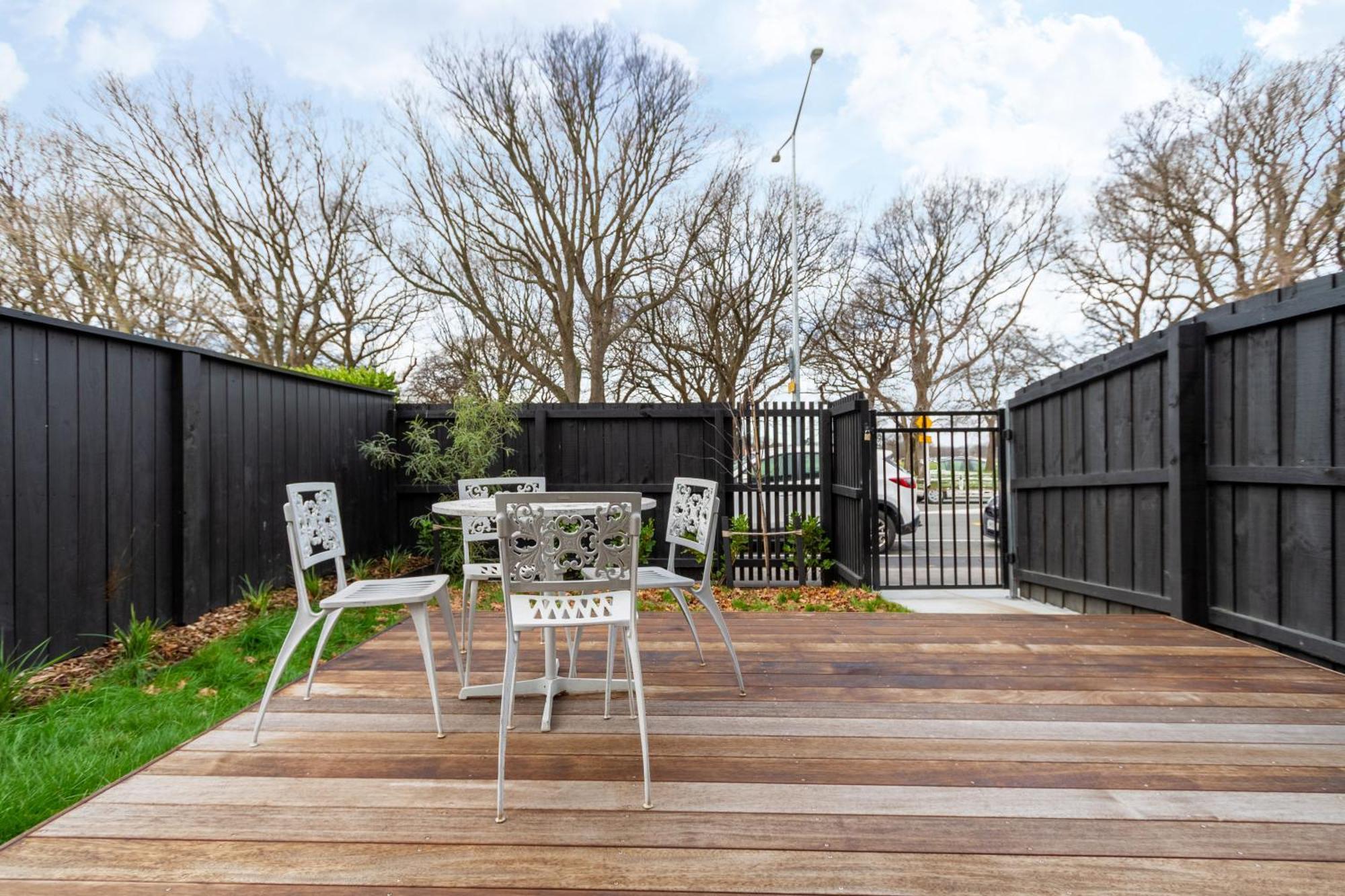 Modern 2 Bed 2 Bath Opposite Hagley Park *