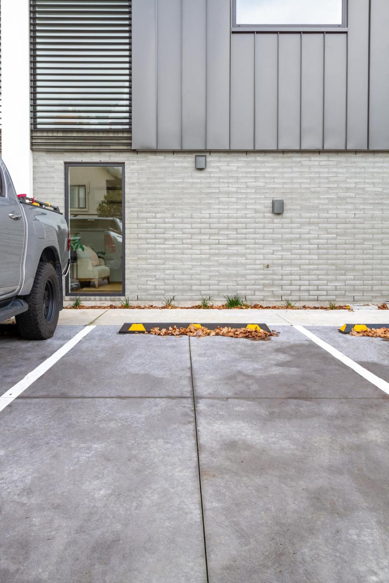 Modern 2 Bed 2 Bath Opposite Hagley Park * Christchurch