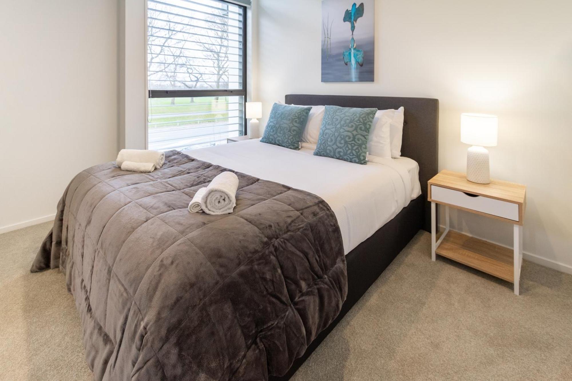 Modern 2 Bed 2 Bath Opposite Hagley Park Apartment *