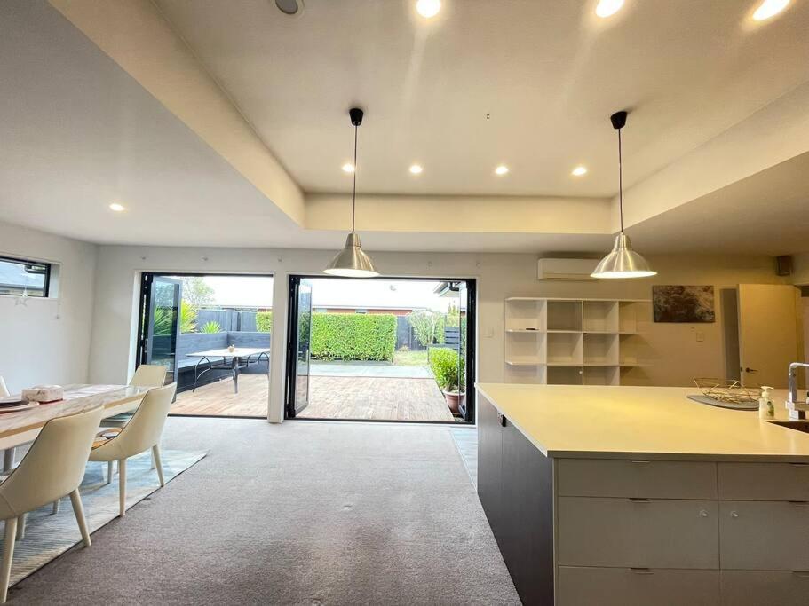 Spacious 4 Bed Family Holiday home Christchurch