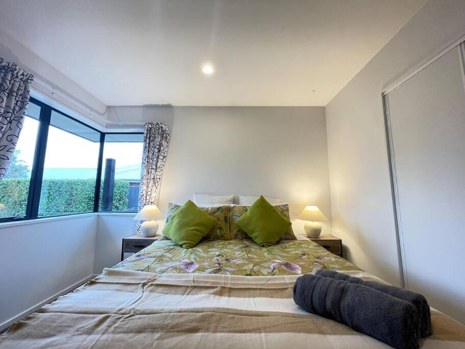 Spacious 4 Bed Family * Christchurch