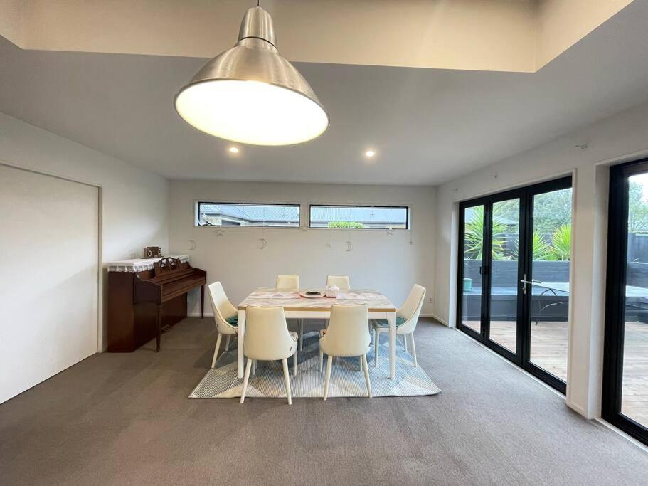 Spacious 4 Bed Family Holiday home Christchurch