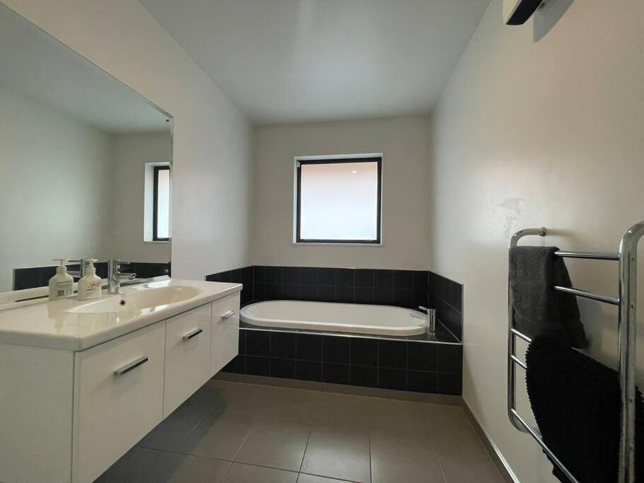 Spacious 4 Bed Family * Christchurch