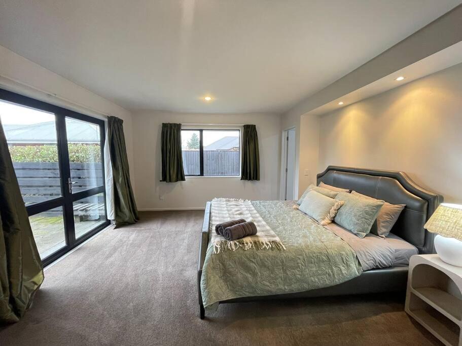 Spacious 4 Bed Family * Christchurch