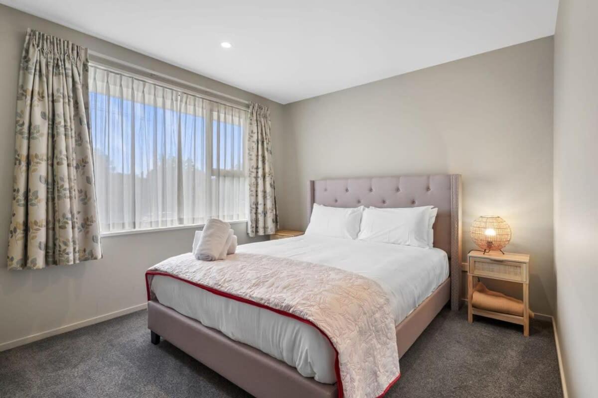 Modern 2-bedroom Oasis Just Steps From The * Christchurch