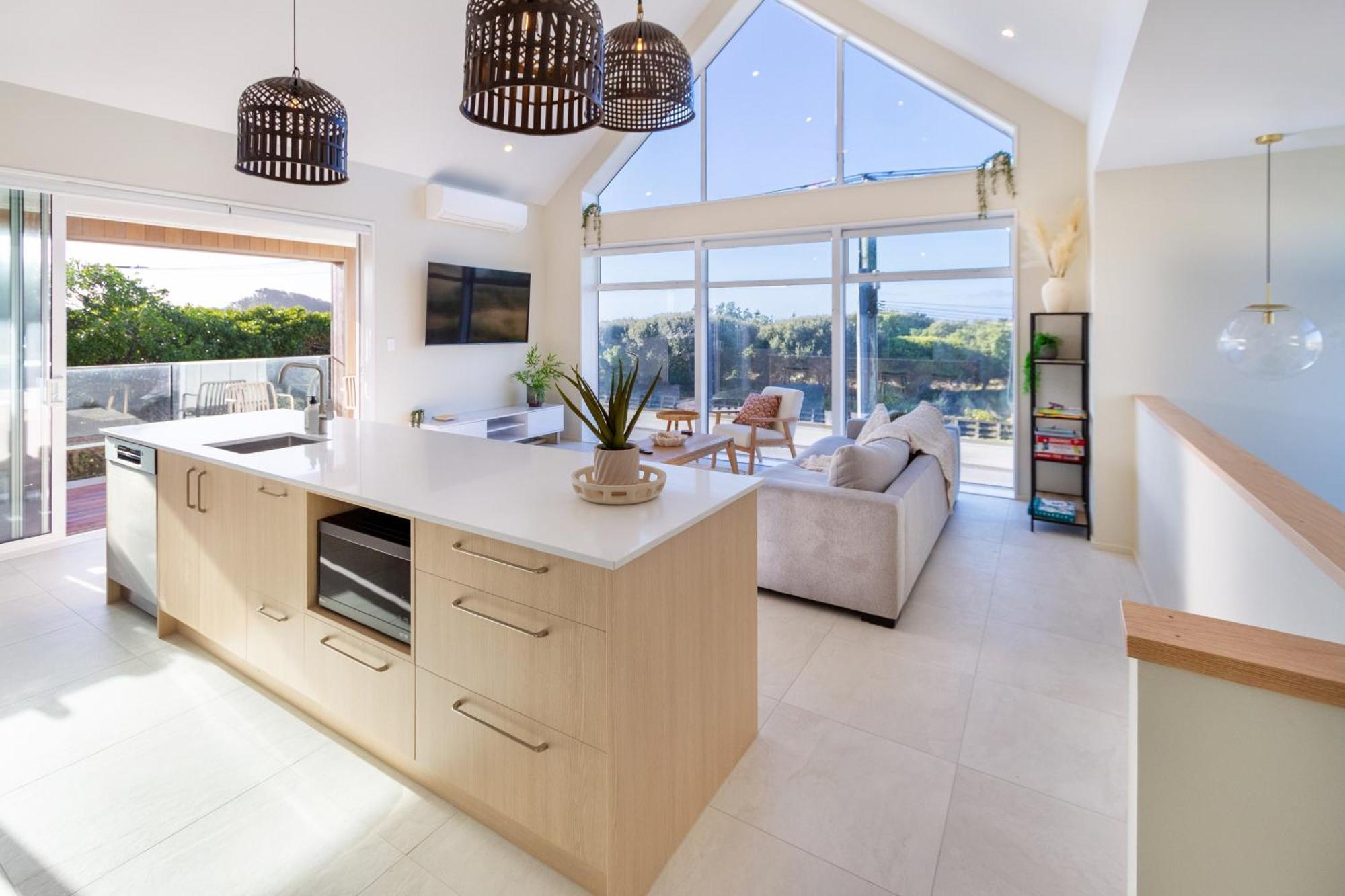 Apartment Luxury Beachside Living Elegant 3-bedroom Haven *