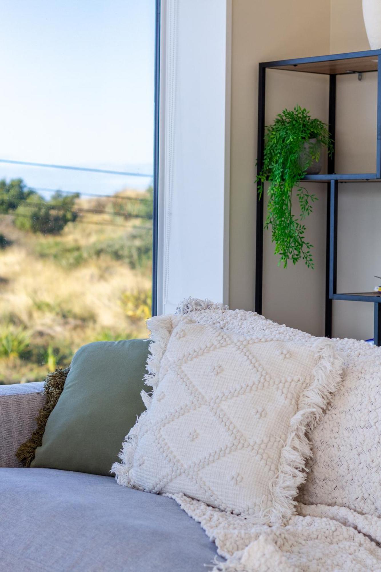 Luxury Beachside Living Elegant 3-bedroom Haven * Christchurch
