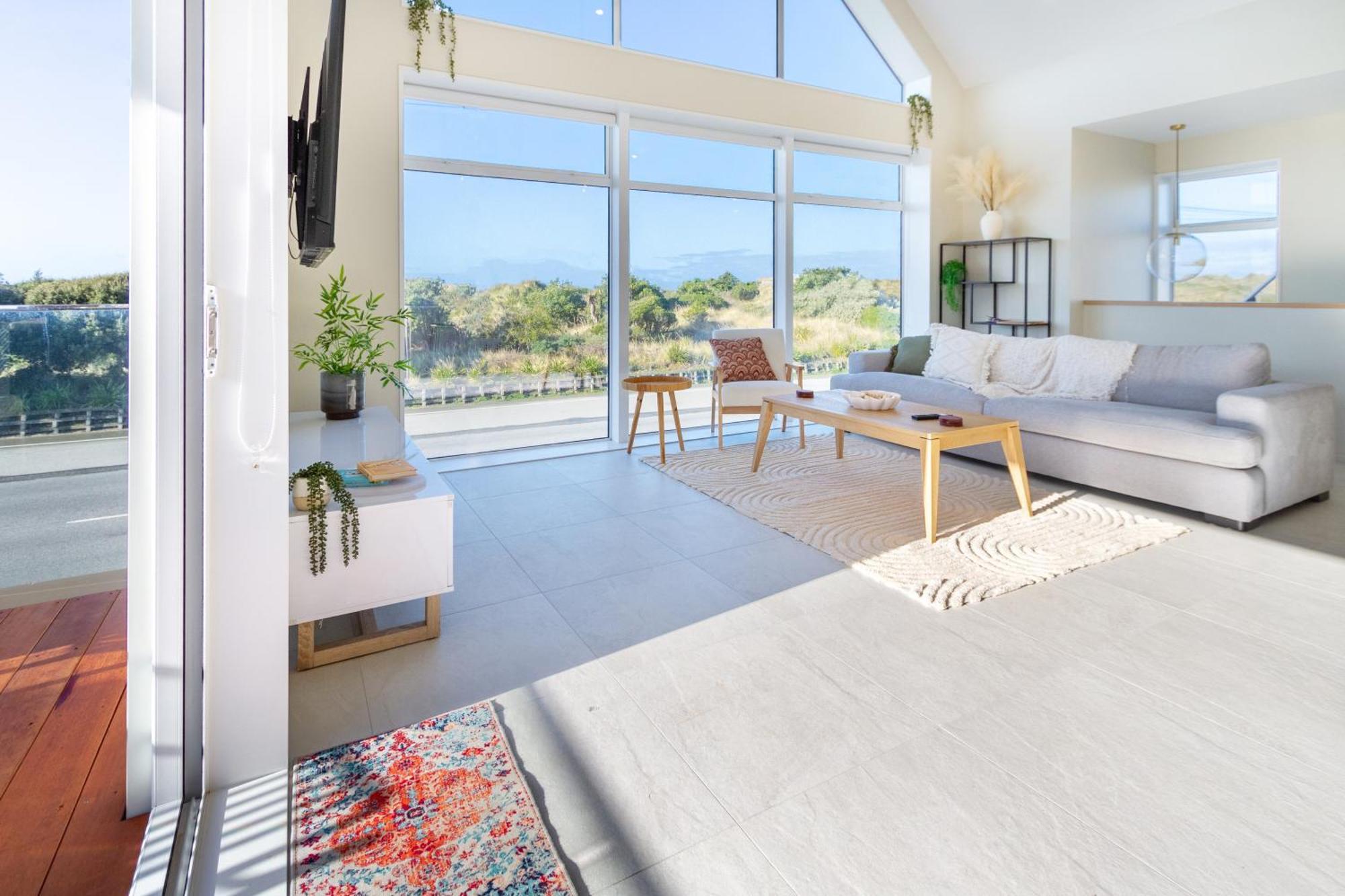 Luxury Beachside Living Elegant 3-bedroom Haven Christchurch