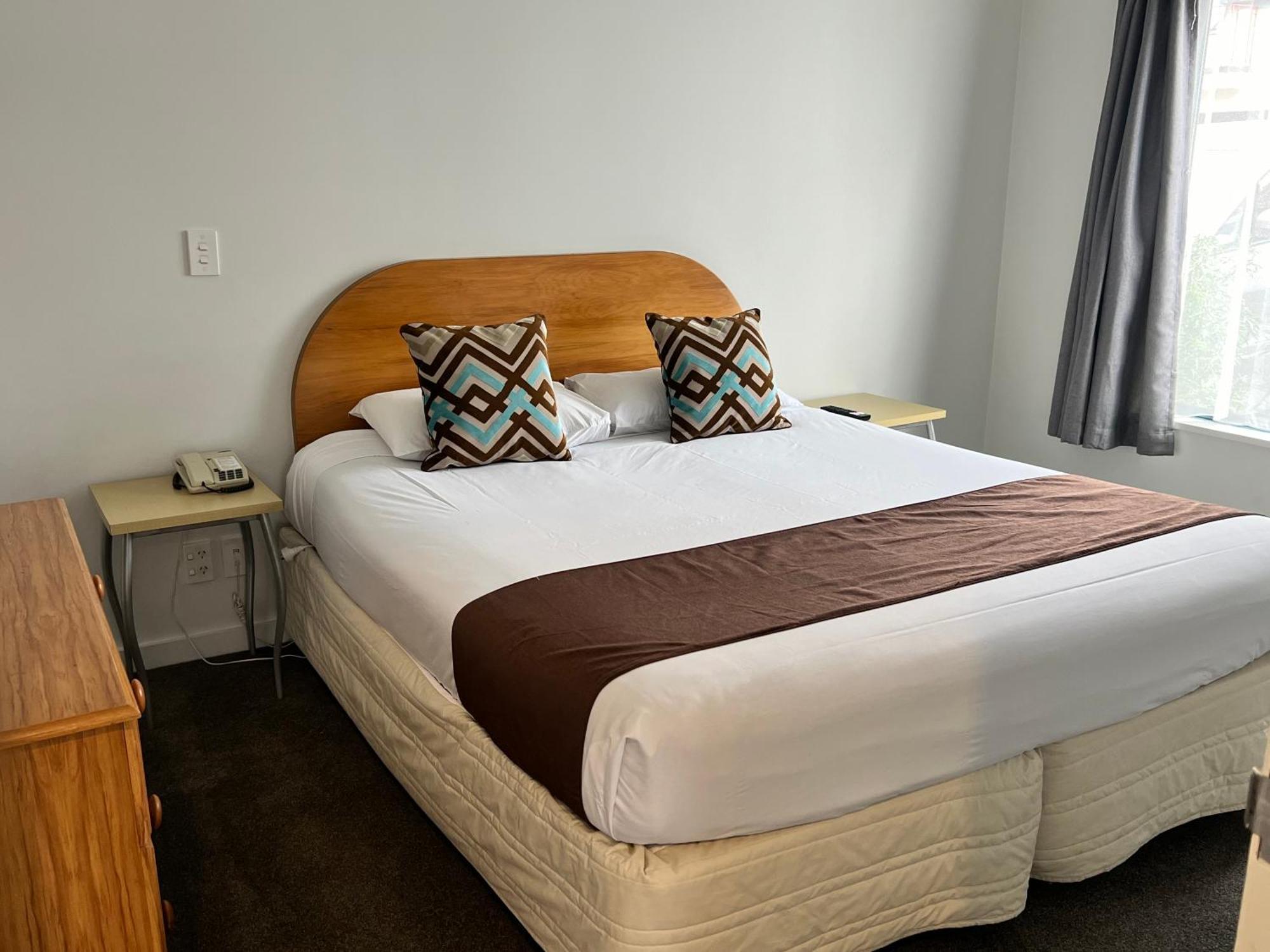 Bush Court 4*