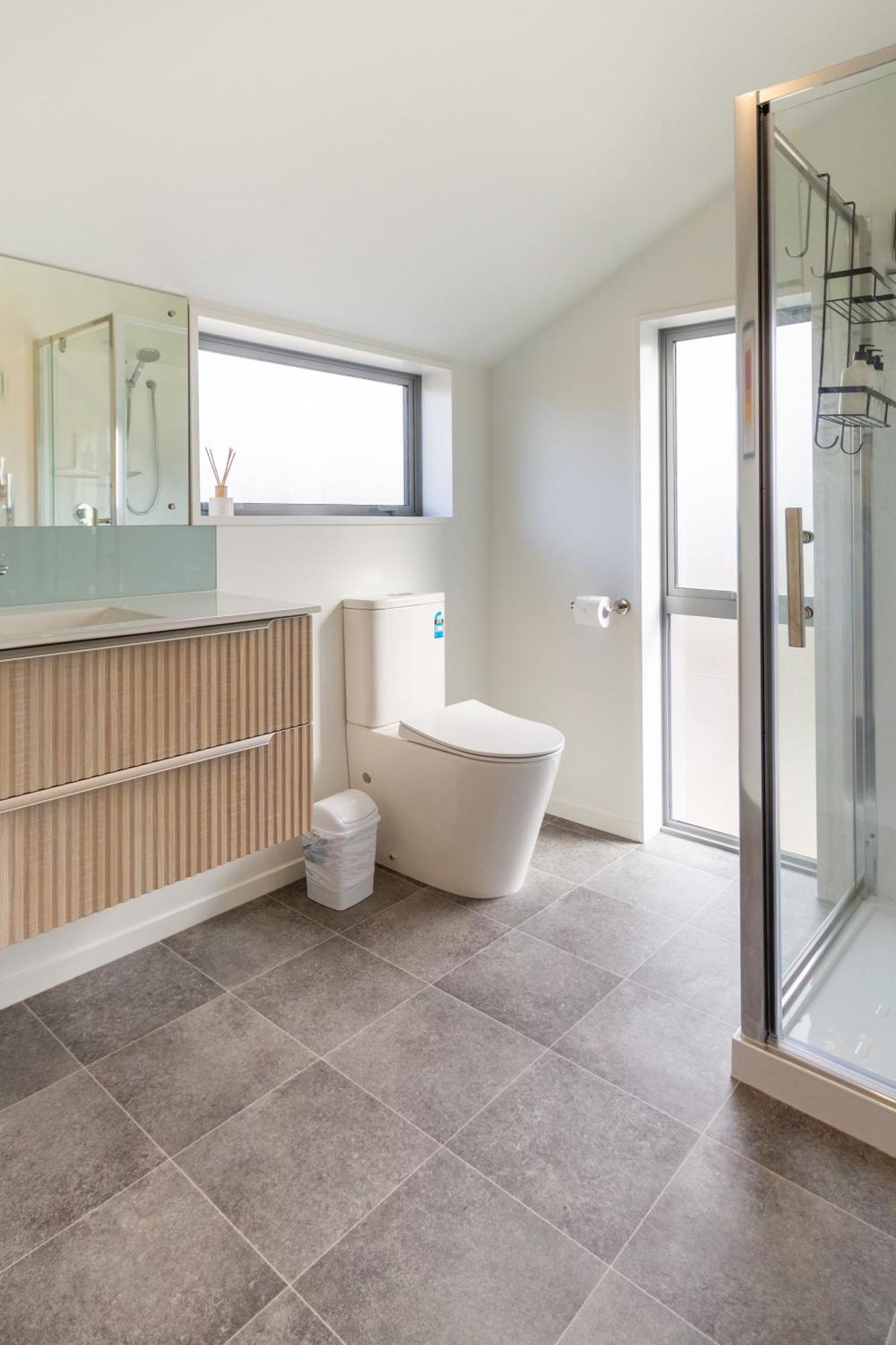 Spacious Near Avon River With Carpark Apartment *