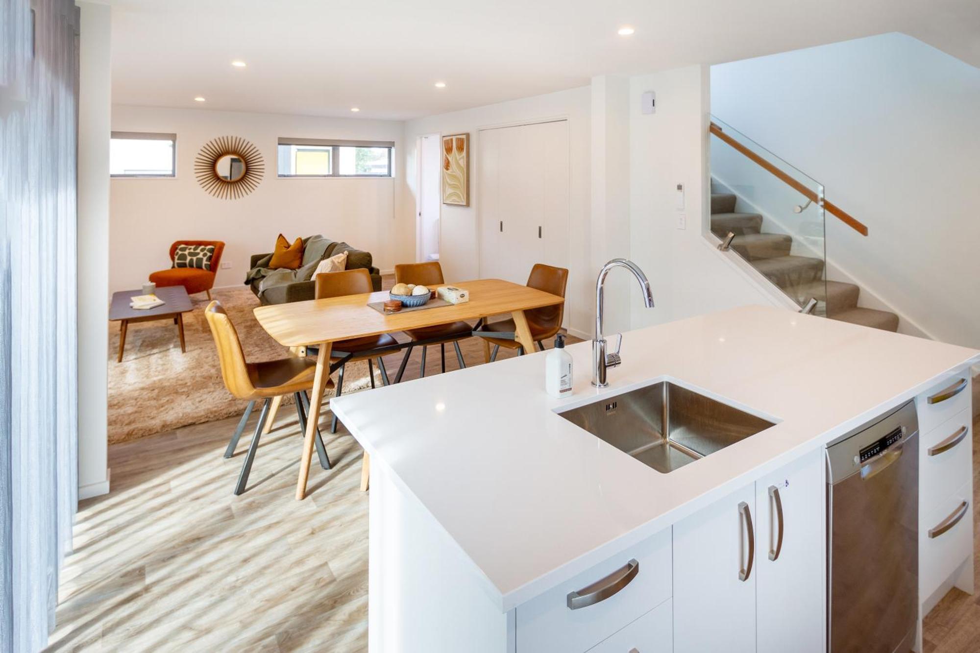 Spacious Near Avon River With Carpark Apartment *