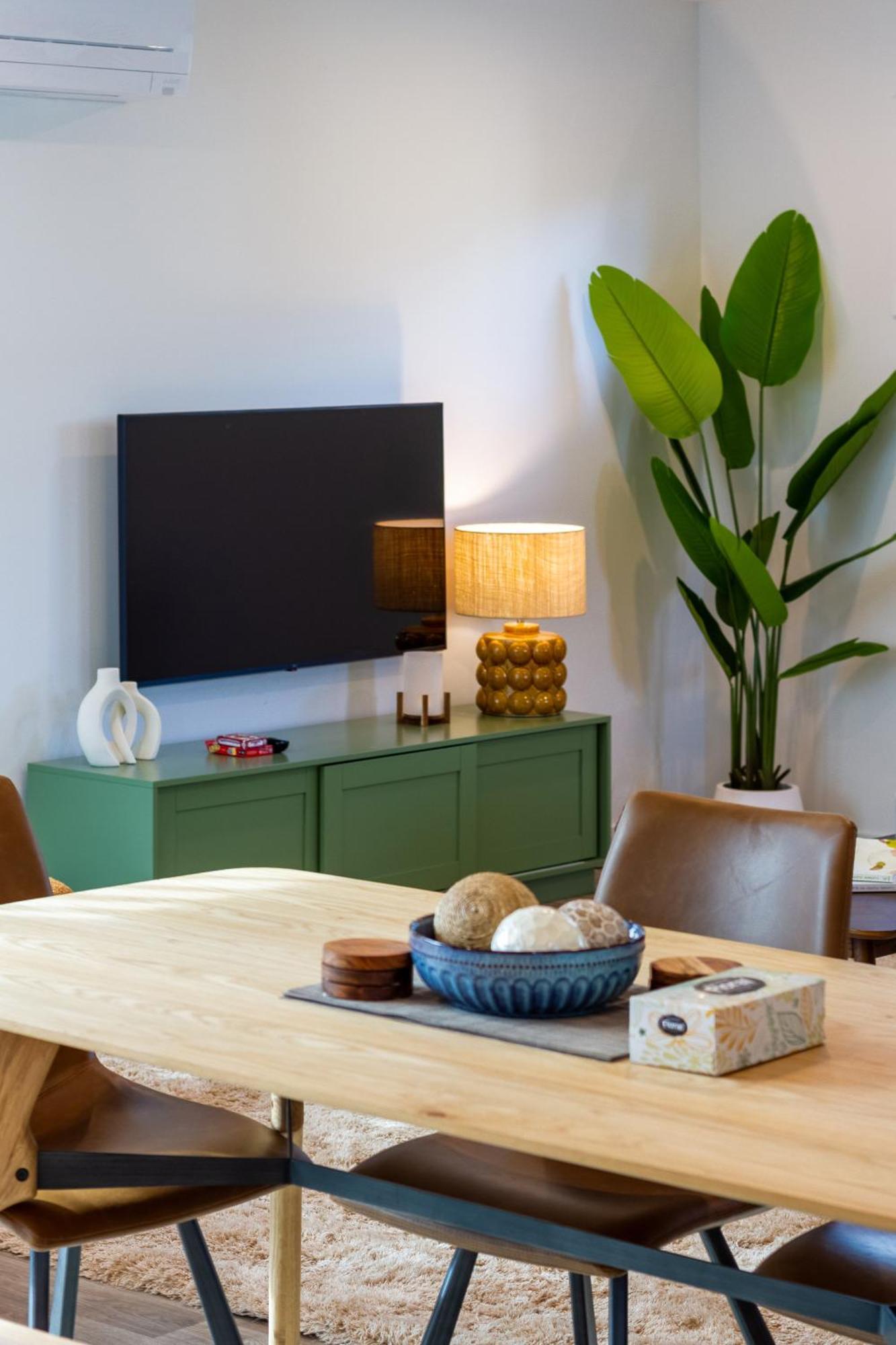 Spacious Near Avon River With Carpark Apartment