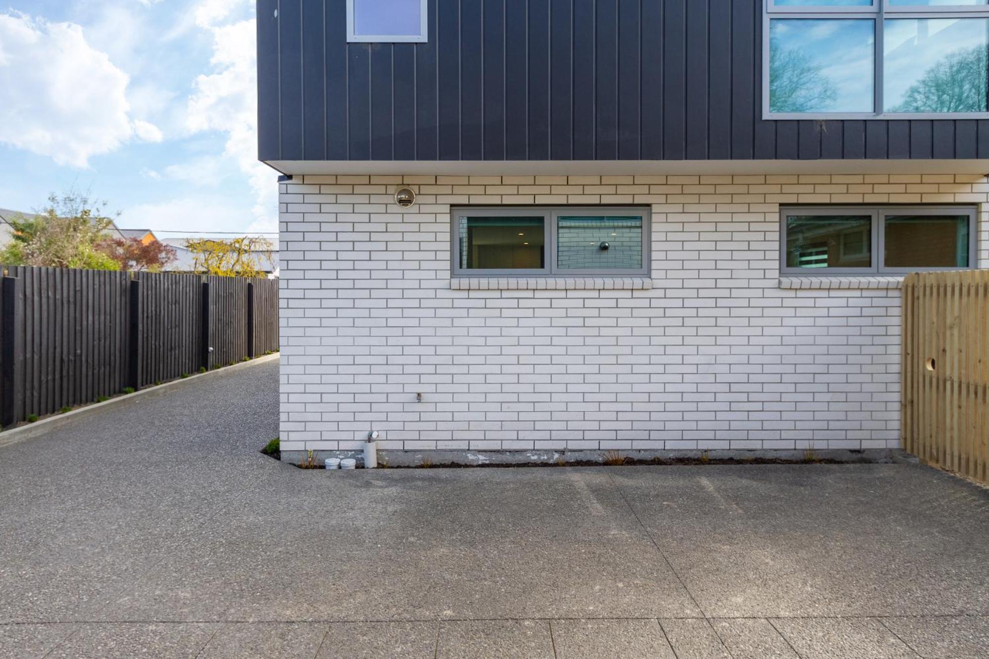 Spacious Near Avon River With Carpark Apartment