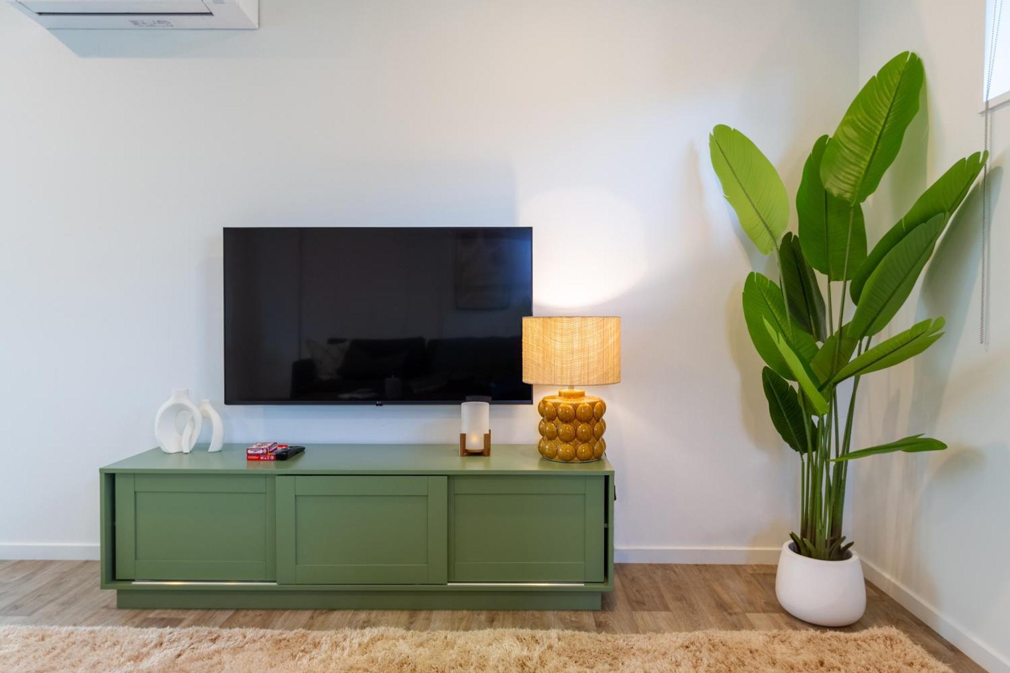 Spacious Near Avon River With Carpark Apartment