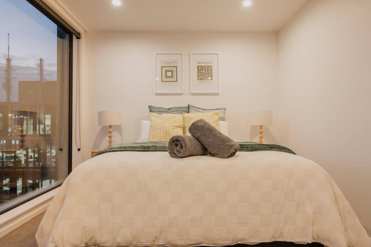 Apartment Tuam On Sleeps 5 *