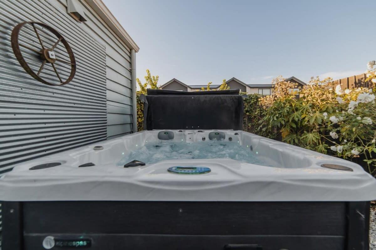Peaceful & Hot Tub Christchurch