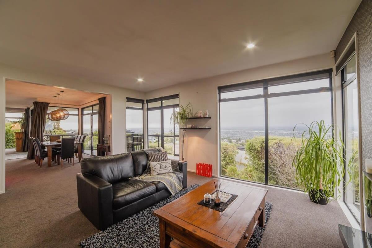Holiday home Million Dollar Views - Sleeps 12 Christchurch