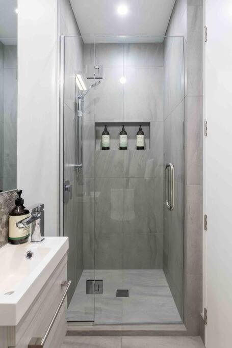 Apartment Luxury 2br W Balcony Parkside *