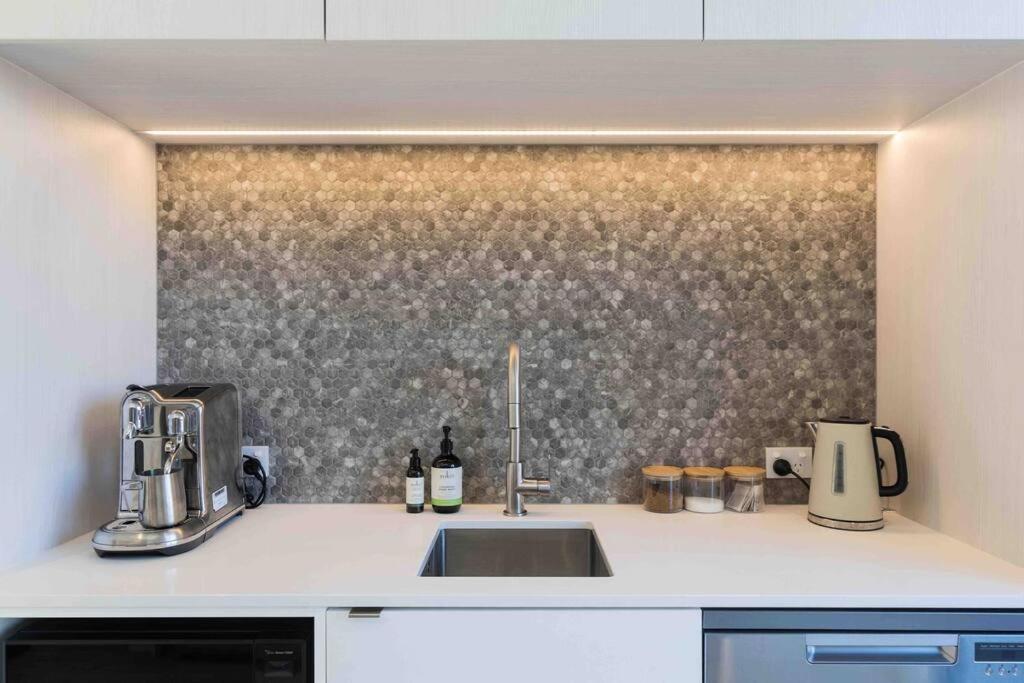 Luxury 2br W Balcony Parkside Christchurch