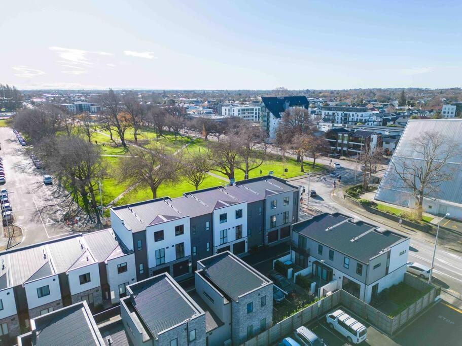 Luxury 2br W Balcony Parkside