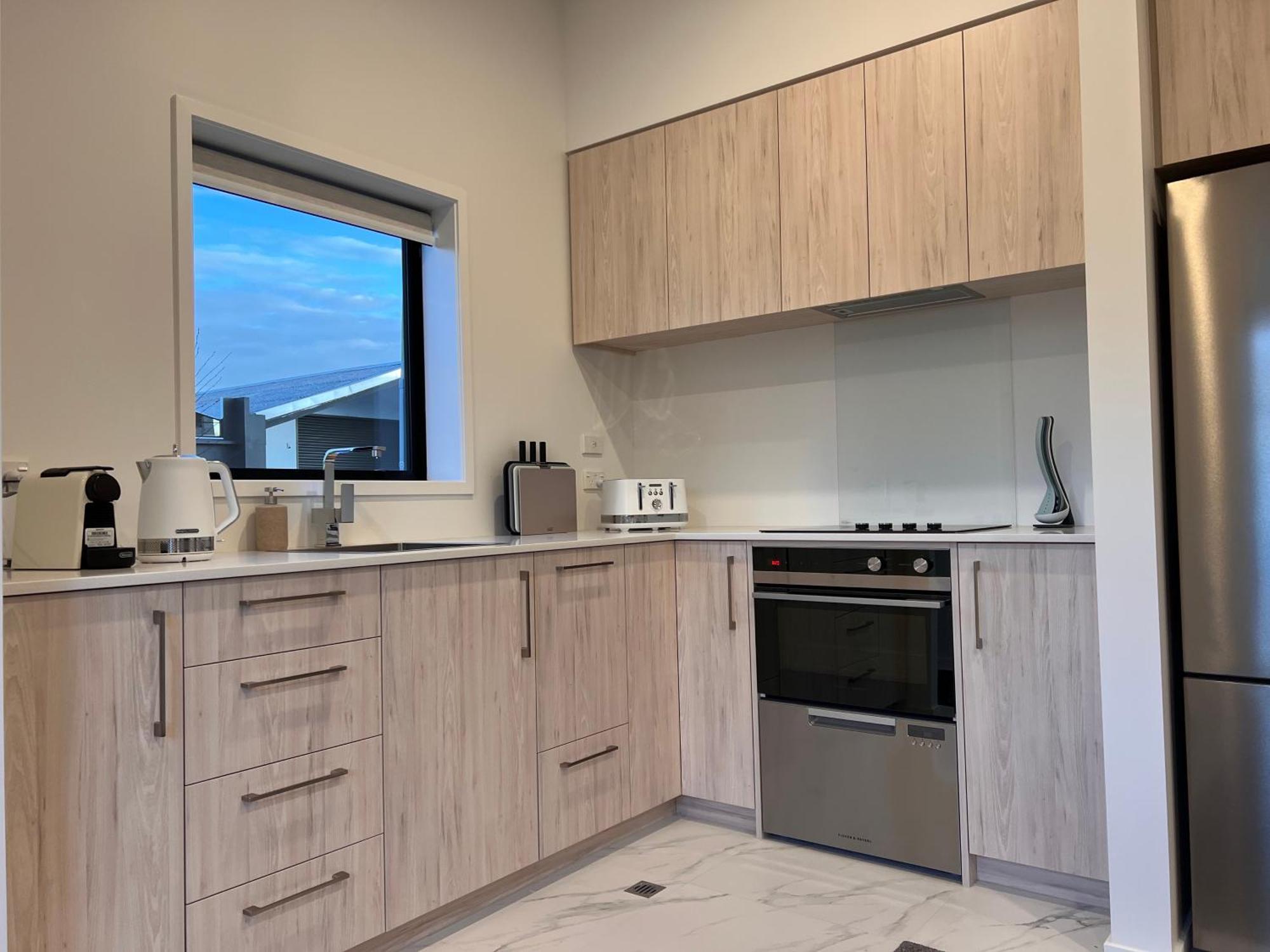 Incredible Luxury 3 Floors Townhouse High Ceiling * Christchurch