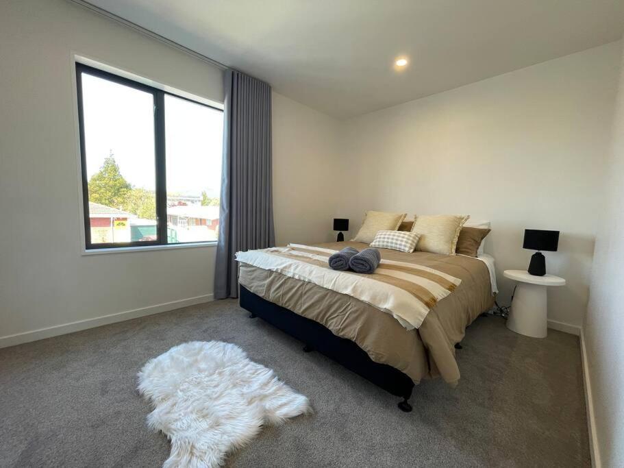 Stylish 2 Bed Retreat Close To Cbd With Parking * Christchurch