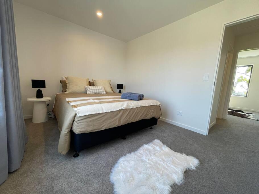 Stylish 2 Bed Retreat Close To Cbd With Parking Holiday home