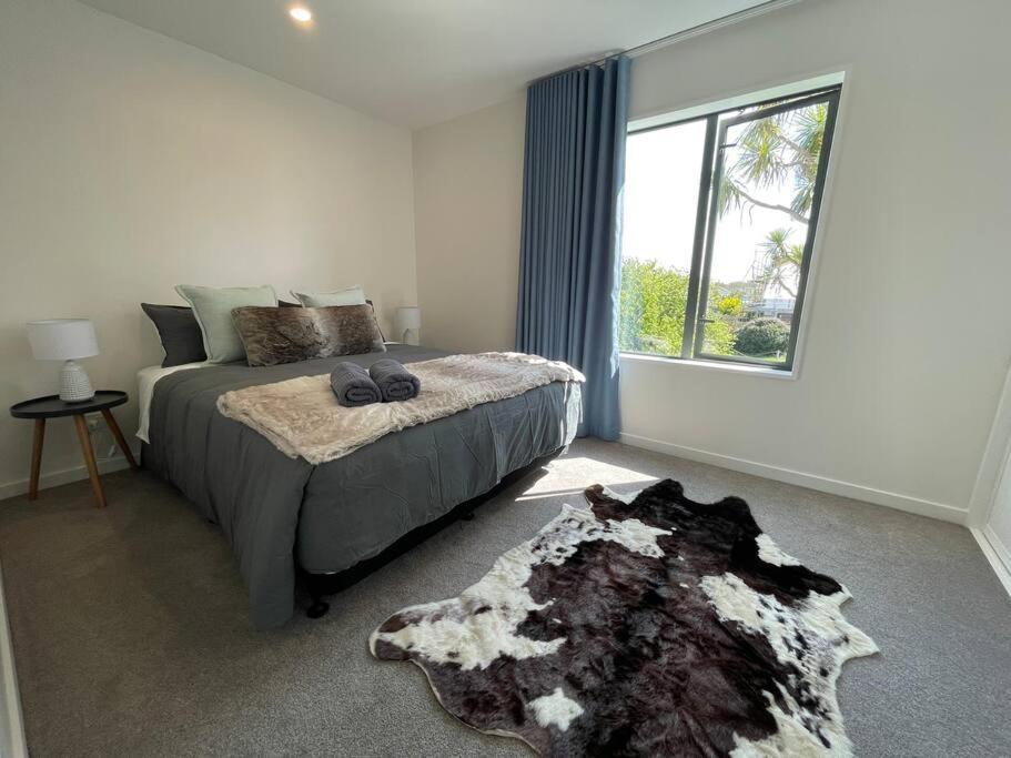 Stylish 2 Bed Retreat Close To Cbd With Parking