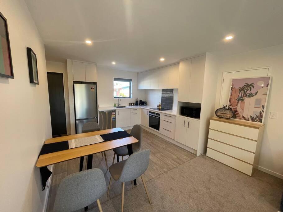 Holiday home Stylish 2 Bed Retreat Close To Cbd With Parking