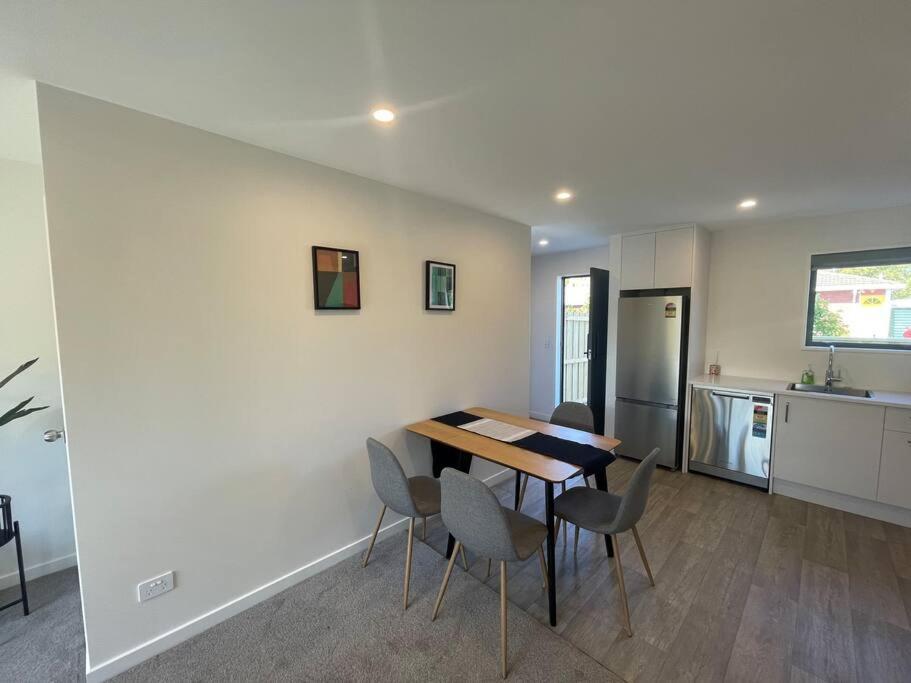 Stylish 2 Bed Retreat Close To Cbd With Parking Holiday home *