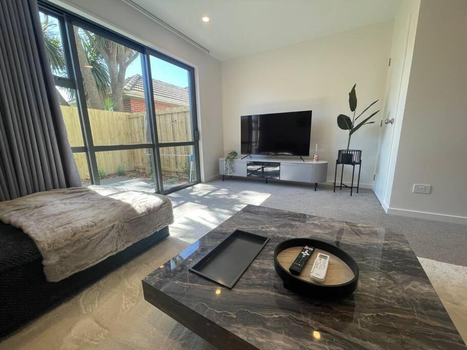Holiday home Stylish 2 Bed Retreat Close To Cbd With Parking *