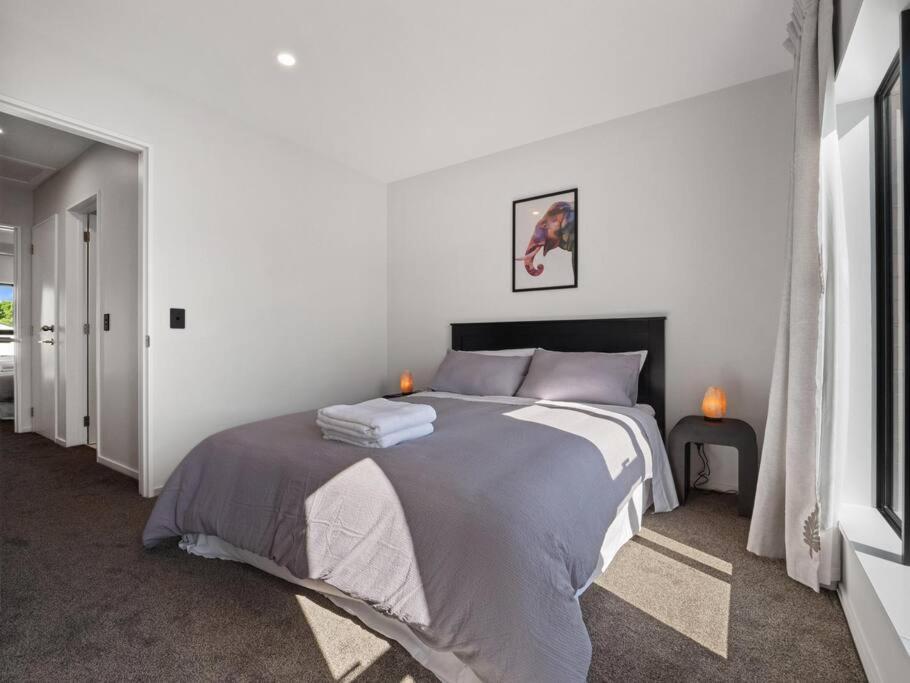 Centrally Located Two Bedroom House With Parking Holiday home *