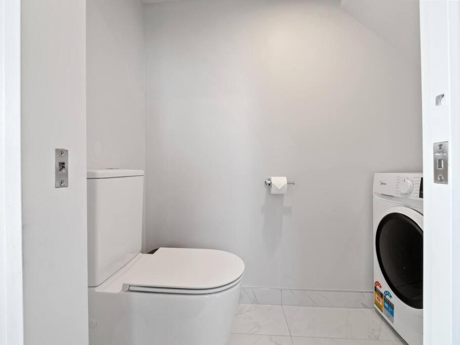 Centrally Located Two Bedroom House With Parking Holiday home Christchurch