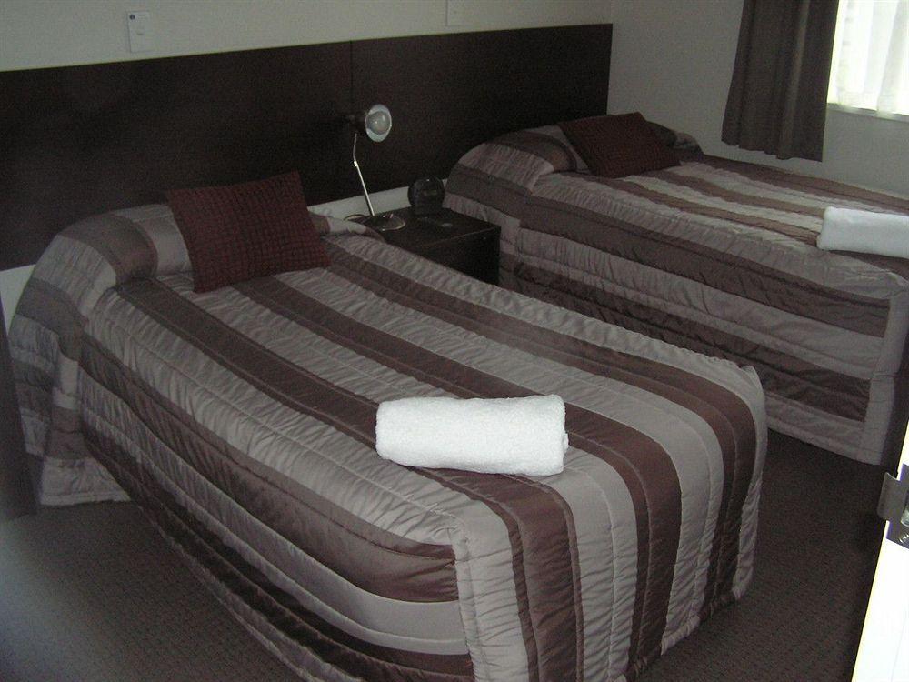Ashford Motor 4*